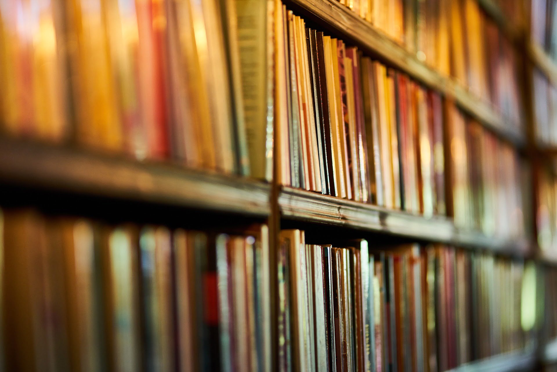 Красивая полка для книг. Размытые стеллажи с книгами. Размытый книжный фон. Книжный стеллаж фон размытый. Книжные картинки. Красивая полка для книг. Размытые стеллажи с книгами. Размытый книжный фон. Книжный стеллаж фон размытый.